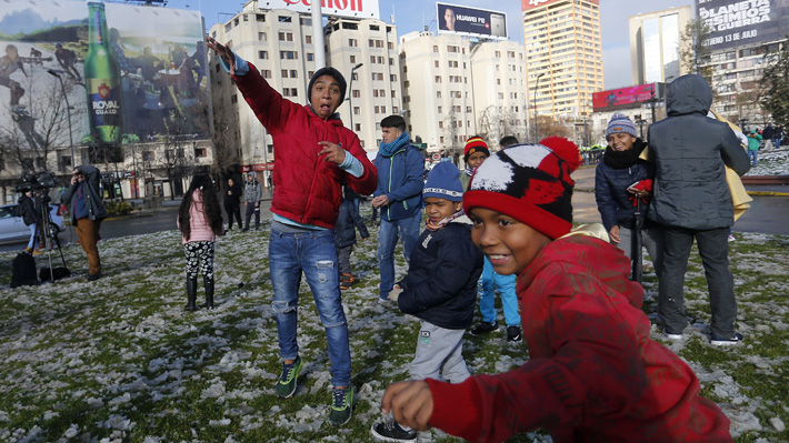 Santiago, 15 Julio 2017.
Santiaguinos juegan con la nieve en Plaza Italia.
Paul Plaza/Aton Chile